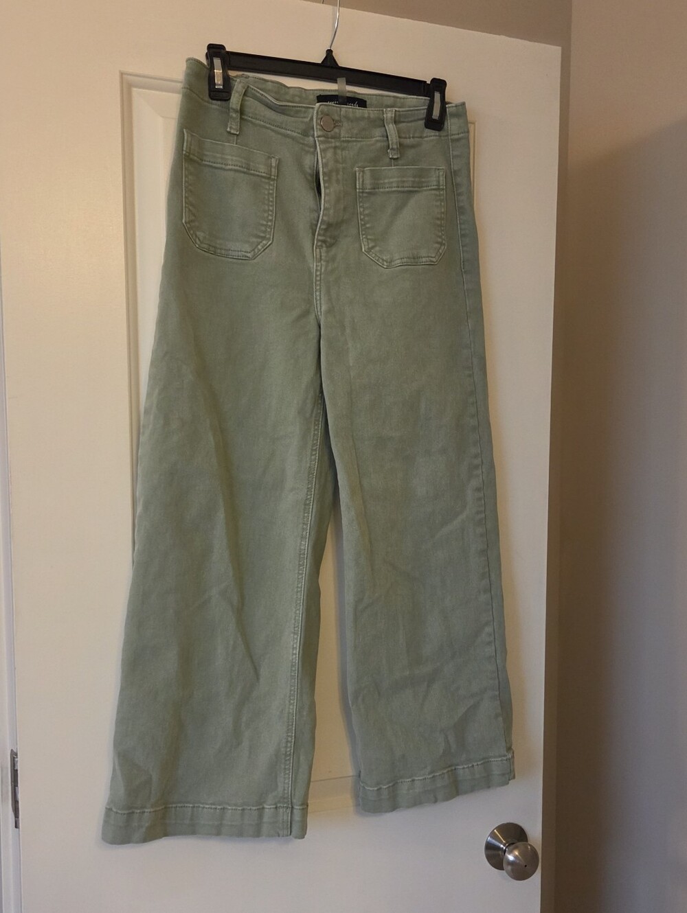 Social Threads Risen Amelia Cropped Patch Pocket Jeans 28